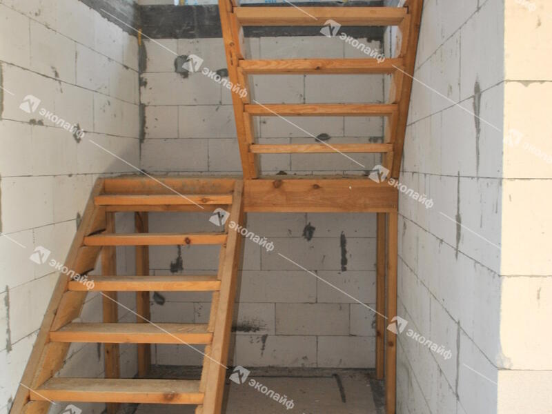 Двухэтажный дом из газобетона 143 м2 лестница